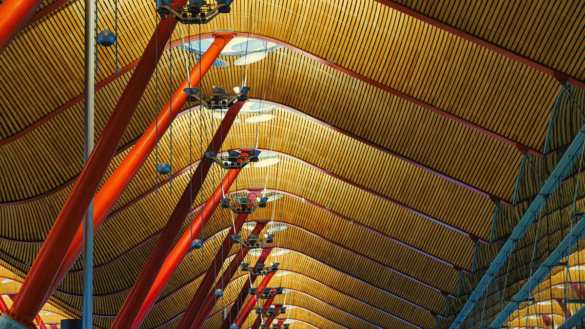 Interno moderno dell'aeroporto di Madrid Barajas con tetto ondulato colorato del Terminal 4