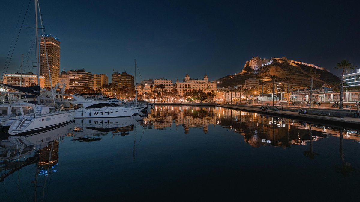 Vista panoramica di Alicante con il Castello di Santa Bárbara sul monte Benacantil e il lungomare