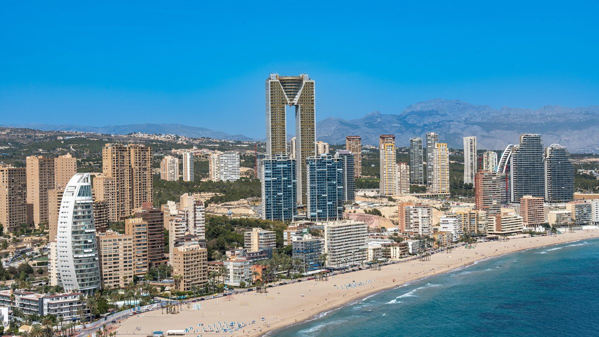 Panorama di Benidorm con skyline di grattacieli e spiaggia dorata sulla Costa Blanca