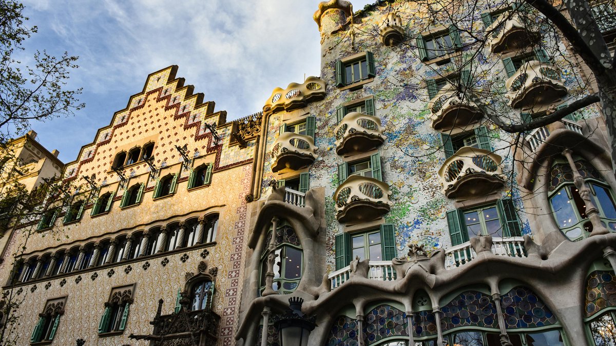 Facciata di Casa Batlló a Barcellona, capolavoro di Antoni Gaudí sul Passeig de Gràcia
