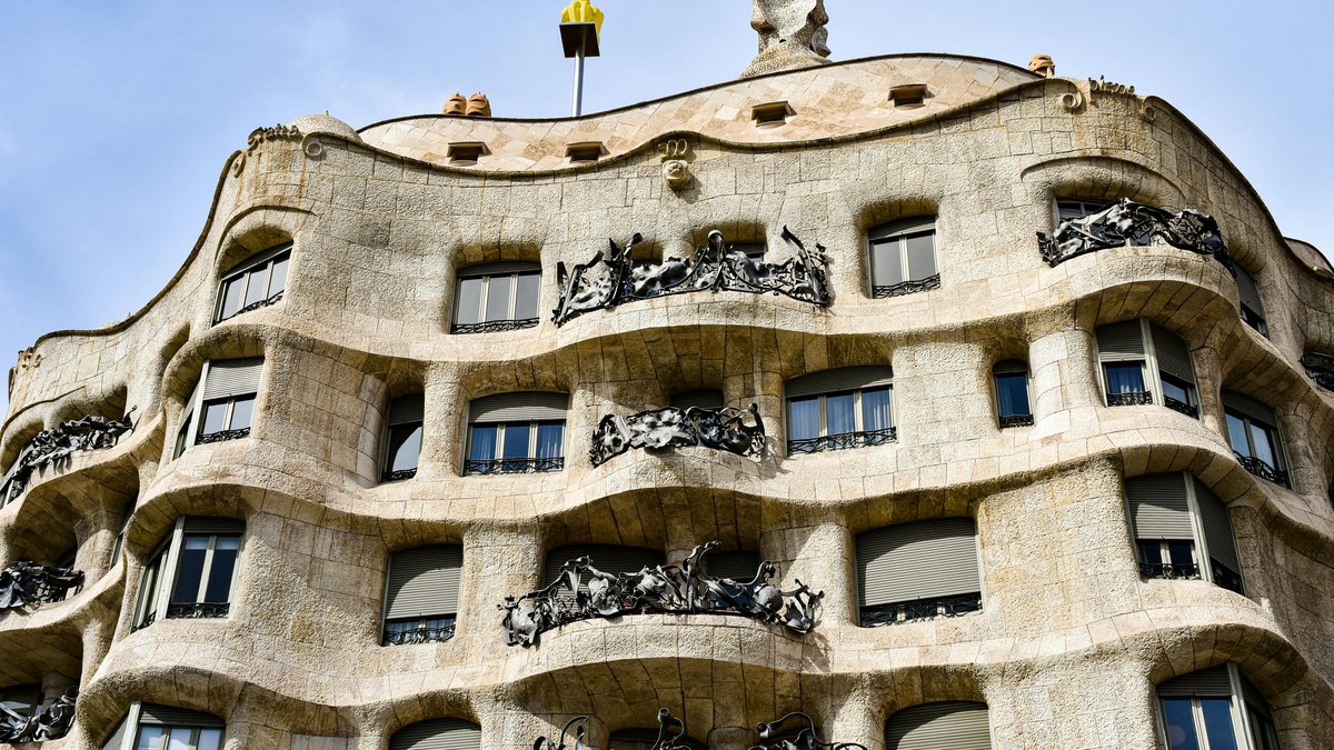 Facciata ondulata di Casa Milà La Pedrera sul Passeig de Gràcia di Barcellona