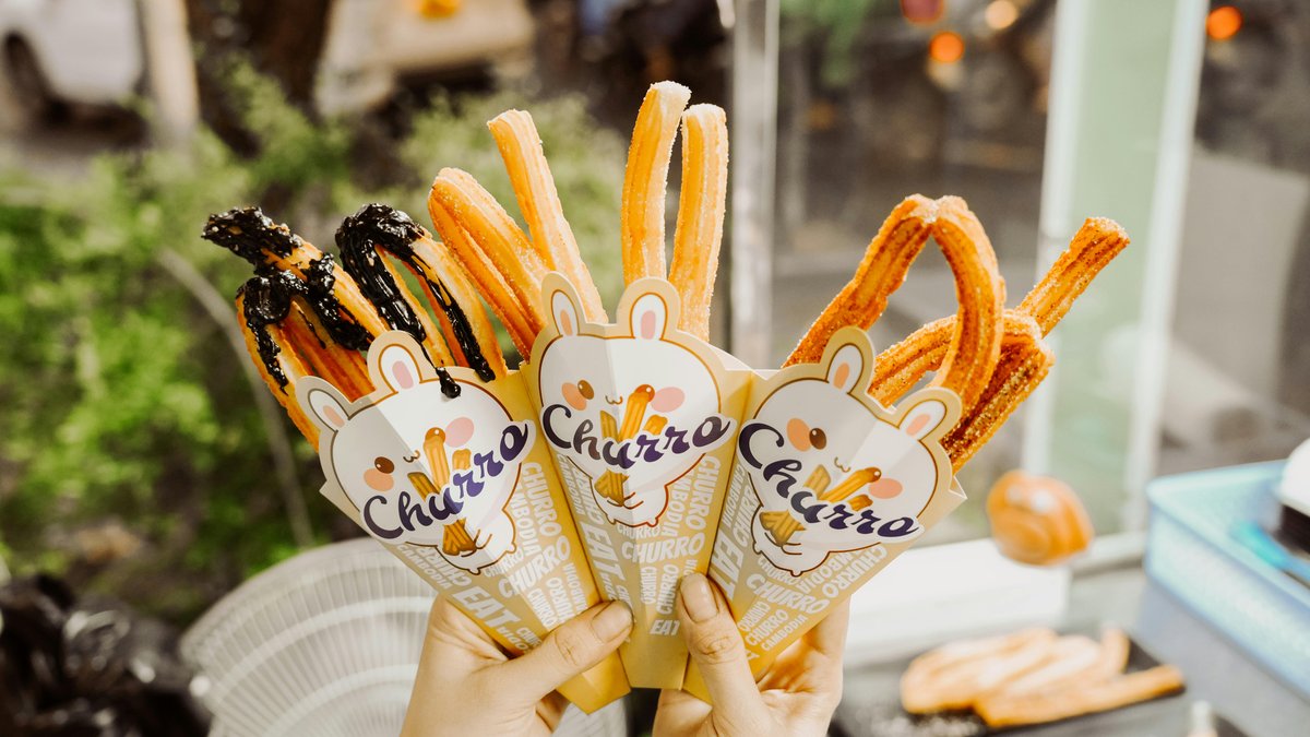 Churros fritti con tazza di cioccolata calda densa, tipico dolce spagnolo