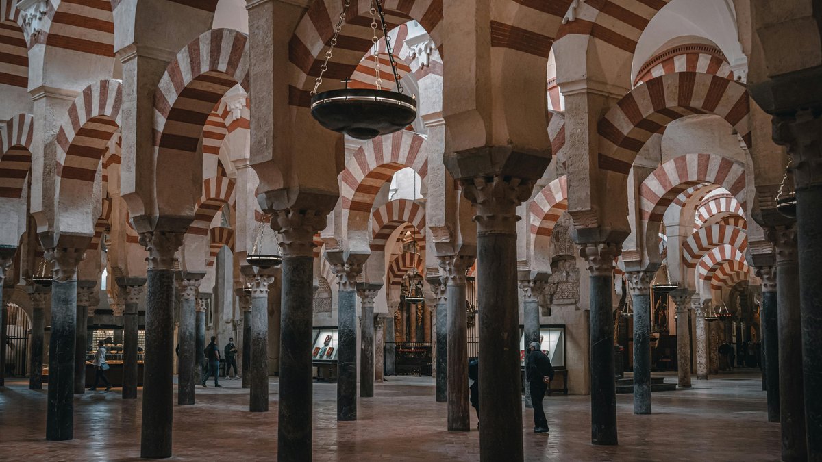 Interno della Mezquita-Catedral di Córdoba con le celebri colonne bianche e rosse