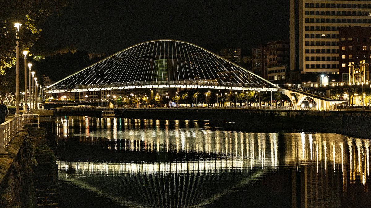 Panorama di Bilbao con il quartiere Casco Viejo e il fiume Nervión