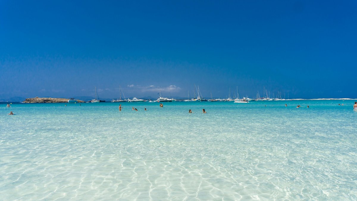 Spiaggia di Formentera con acque turchesi, vista ideale per scegliere dove dormire a Formentera