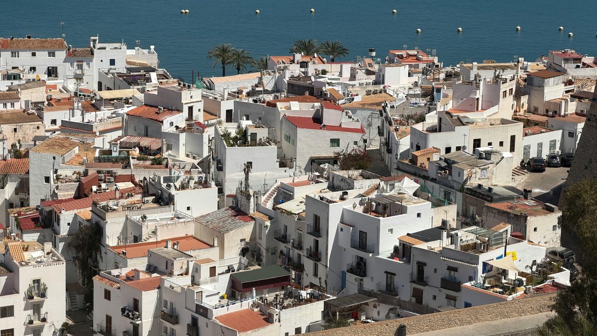 Vista di Dalt Vila, il centro storico di Ibiza, con le mura rinascimentali e il porto