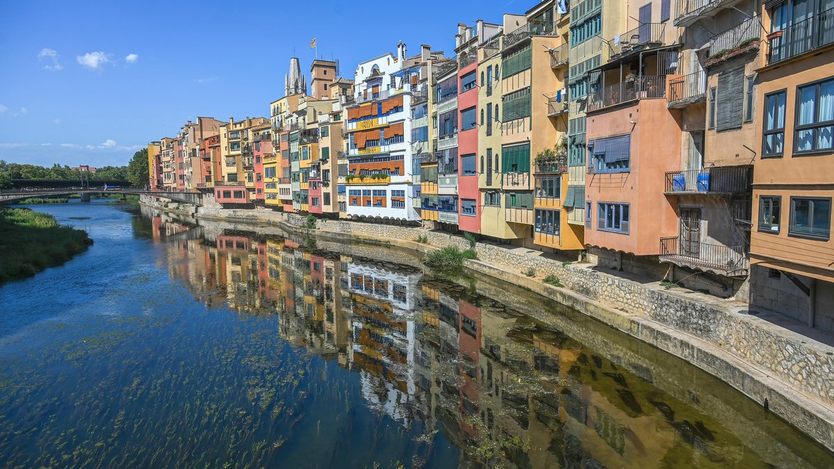 Le case colorate sul fiume Onyar a Girona, simbolo della città medievale catalana