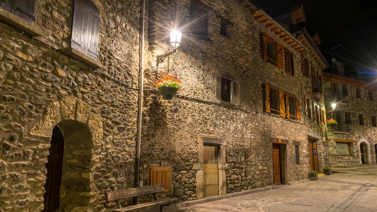 Vista del centro storico di Huesca con la cattedrale gotica e i tetti medievali dell'Aragona