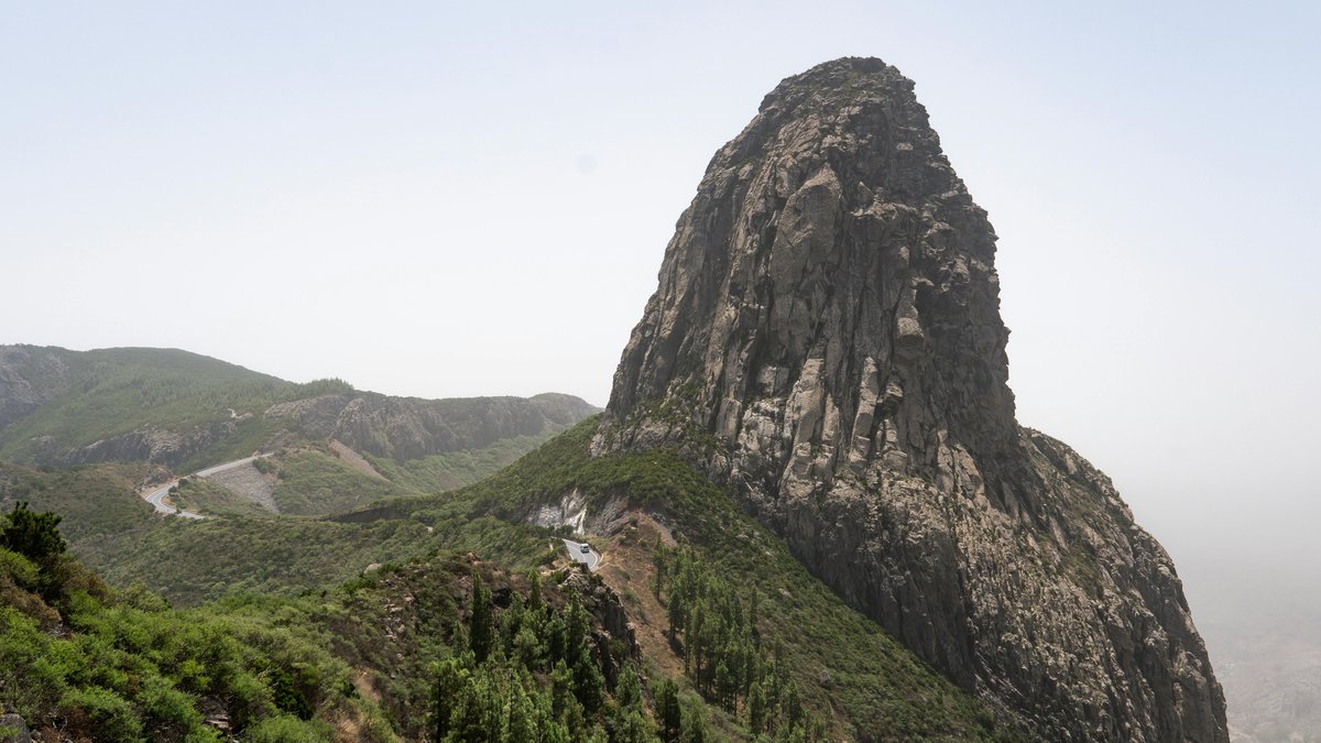Paesaggio verde e selvaggio dell'isola La Gomera nelle Isole Canarie