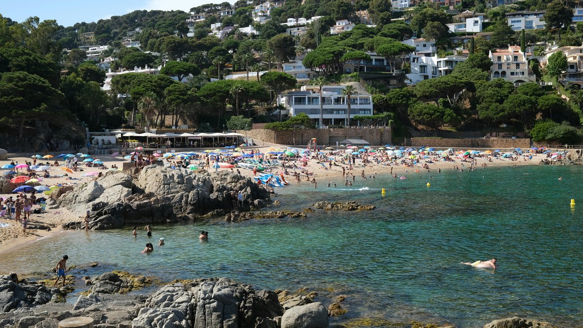 Spiaggia di Lloret de Mar con il mare blu della Costa Brava sullo sfondo