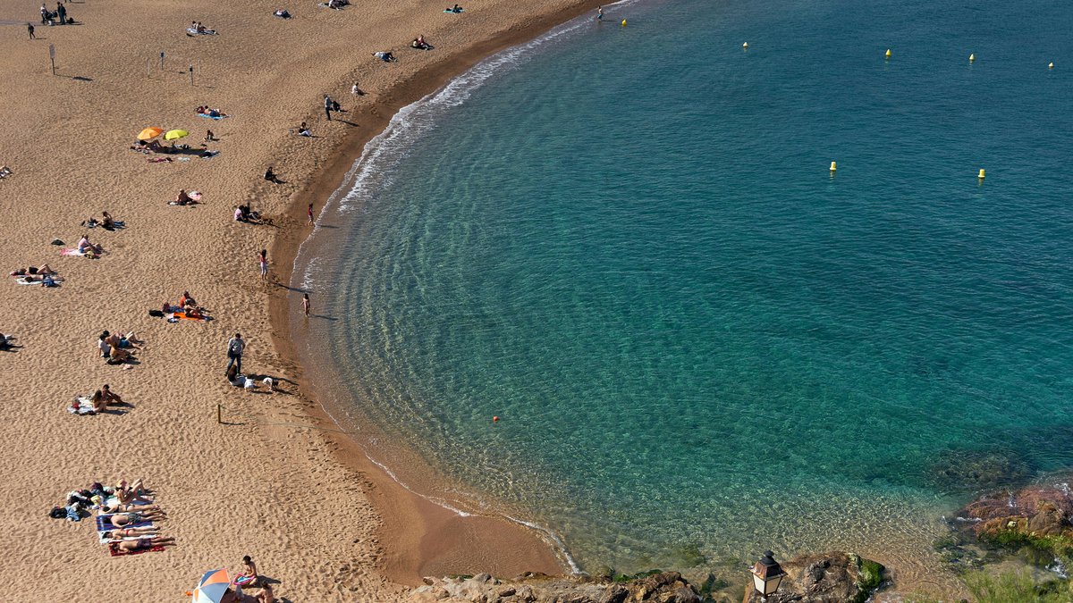Spiaggia con acque cristalline sul mare della Spagna