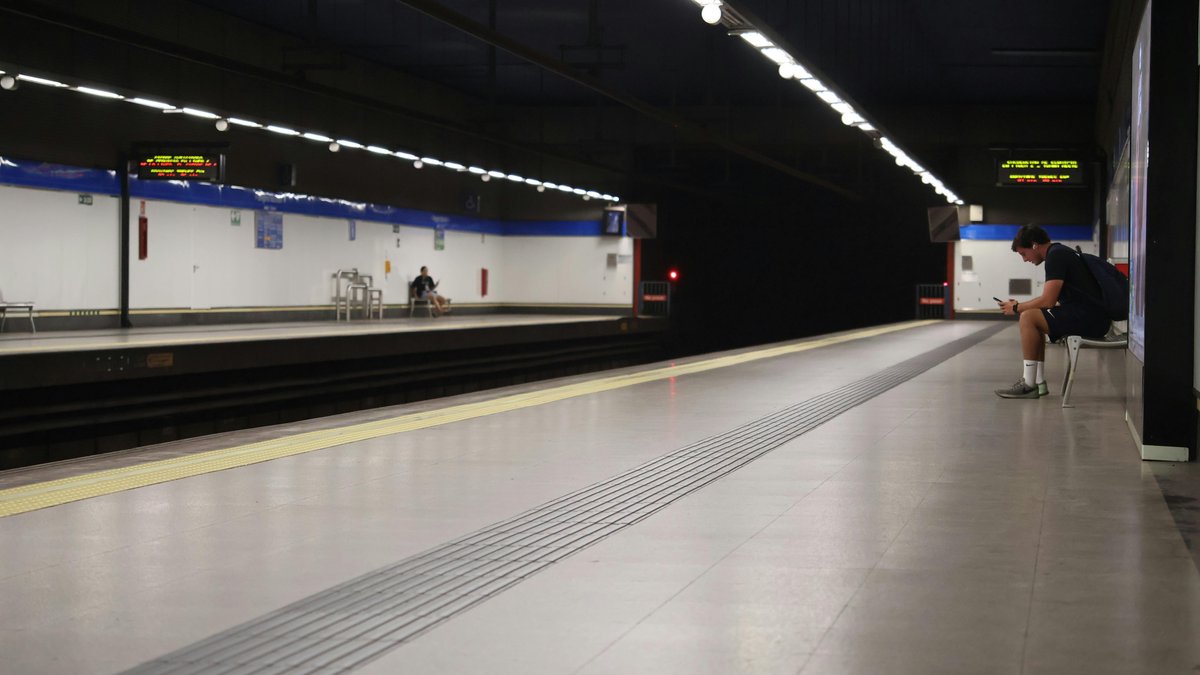Ingresso di una stazione della metropolitana di Madrid con la caratteristica M rossa