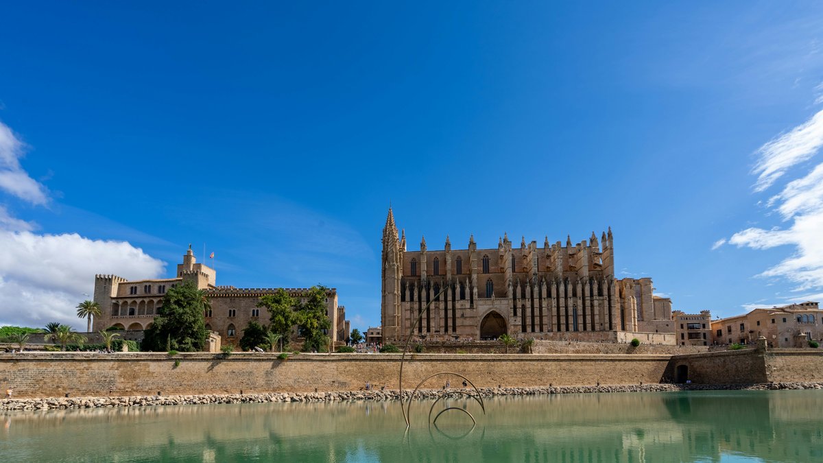 Vista della Cattedrale di Palma di Maiorca affacciata sul mare