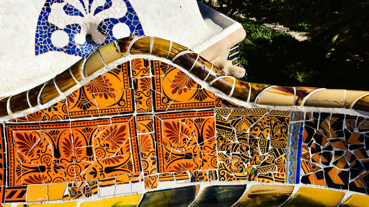 Veduta della panchina ondulata con mosaici colorati del Park Güell di Barcellona