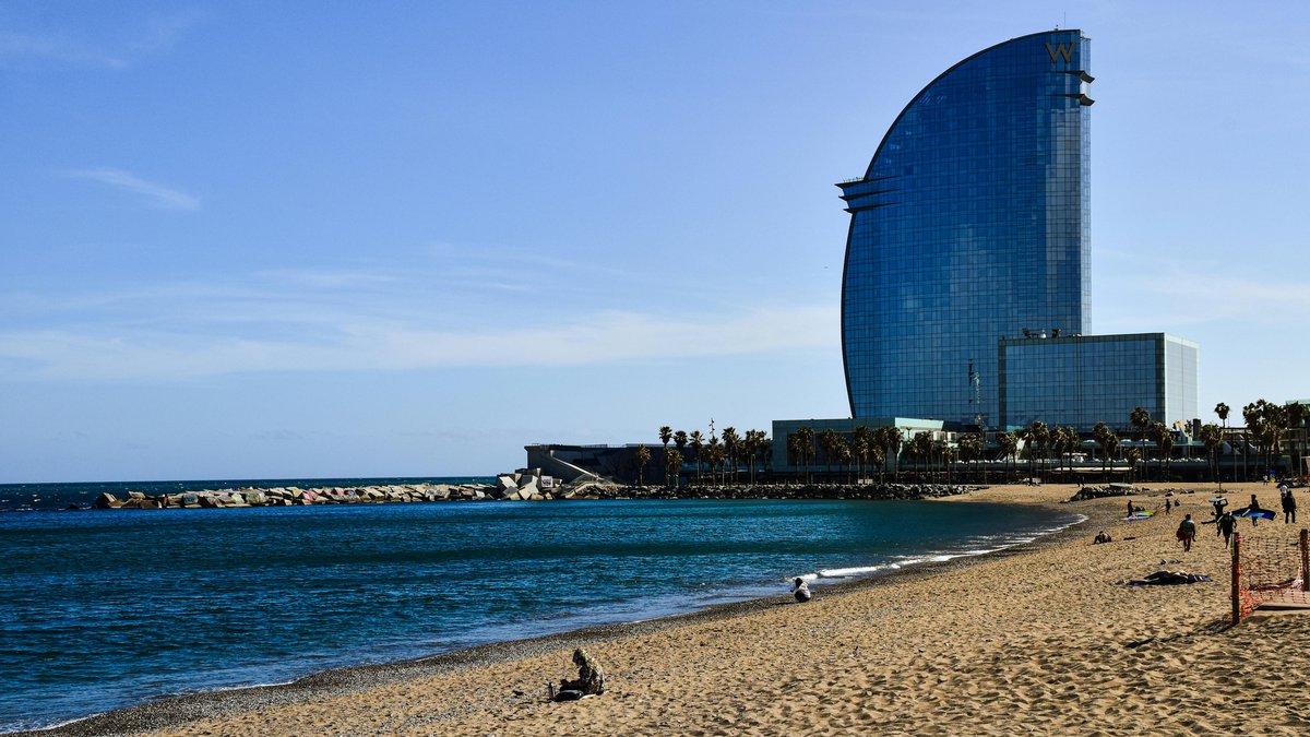 Vista panoramica di Barcellona con il mare sullo sfondo, la città ideale da visitare in ogni stagione
