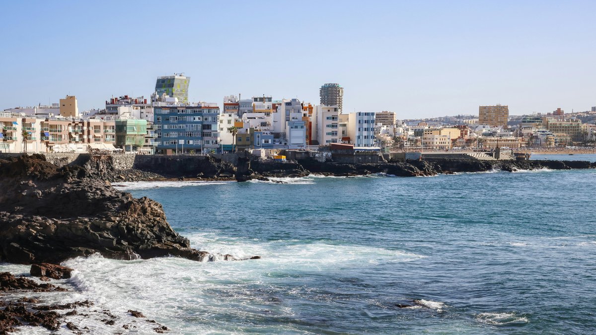 Spiaggia soleggiata di Gran Canaria con mare azzurro, il periodo ideale per visitare l'isola