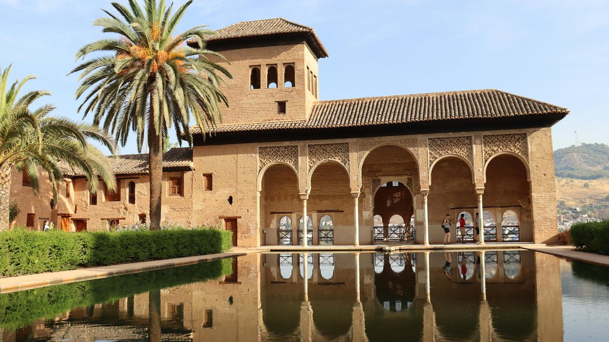 Vista dell'Alhambra di Granada con la Sierra Nevada sullo sfondo, simbolo del momento migliore per visitare la città
