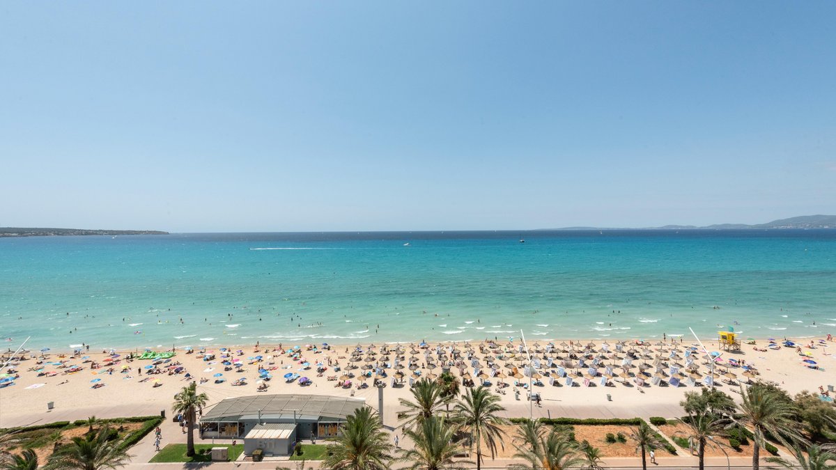 Spiaggia cristallina di Maiorca con acque turchesi nei mesi estivi