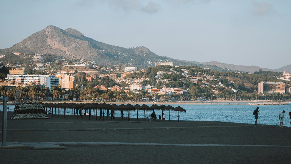 Vista sul lungomare di Malaga in una giornata di sole, con il mare Mediterraneo sullo sfondo