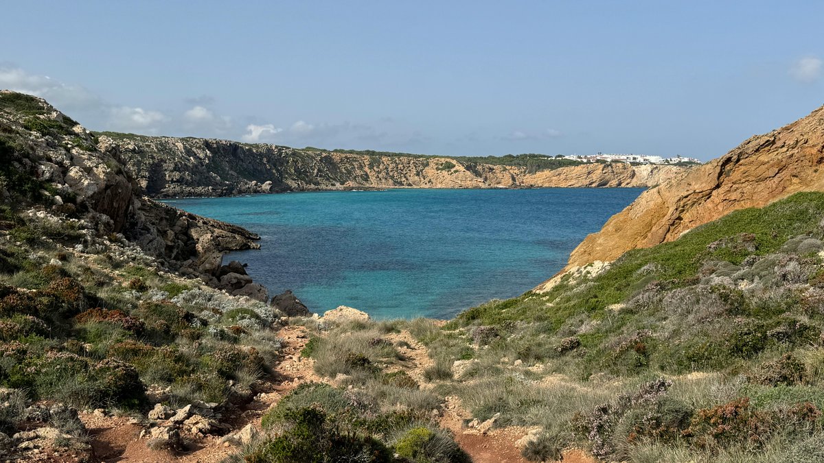 Spiaggia di Minorca con acqua turchese e sabbia bianca nel periodo estivo