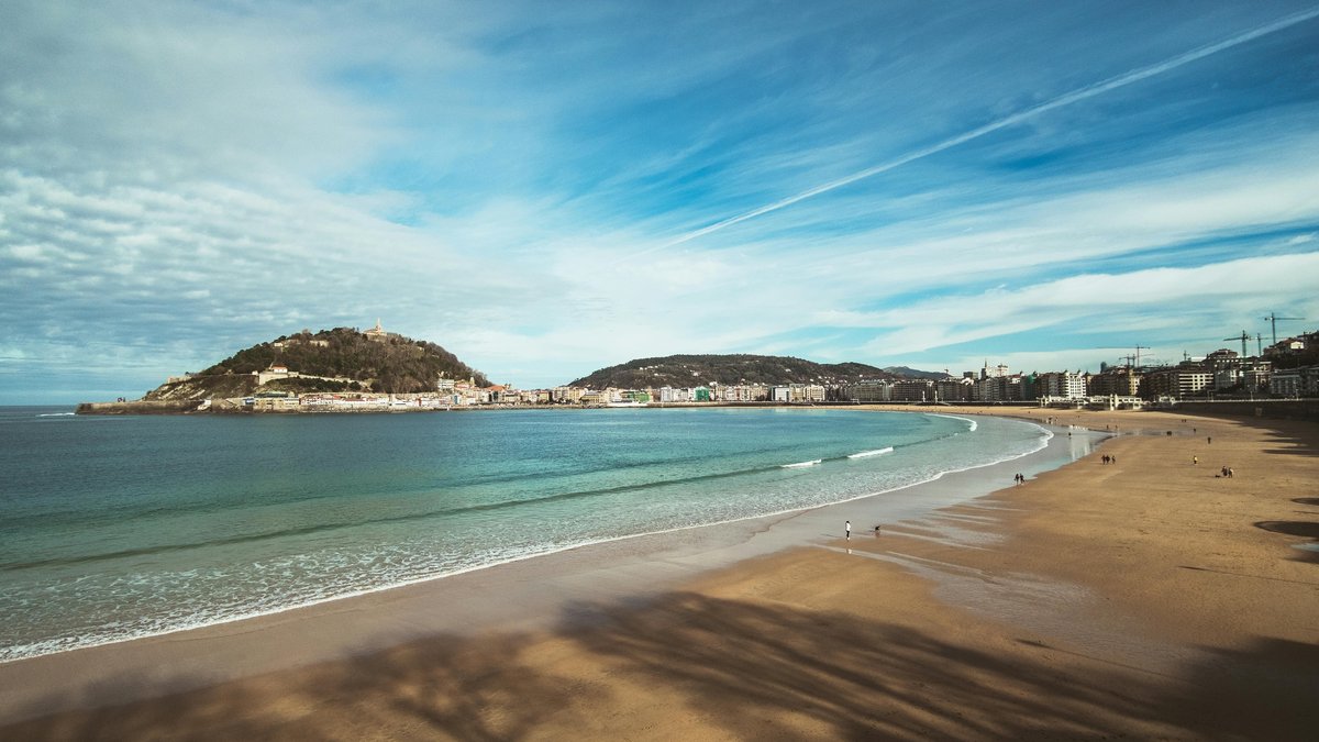 La spiaggia di La Concha a San Sebastián con il mare del Golfo di Biscaglia sullo sfondo