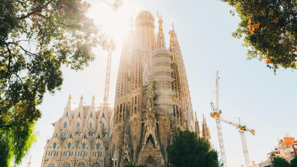 Vista esterna della Sagrada Família di Barcellona con le torri illuminate