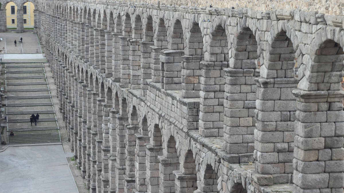 L'acquedotto romano di Segovia visto dalla Plaza del Azoguejo