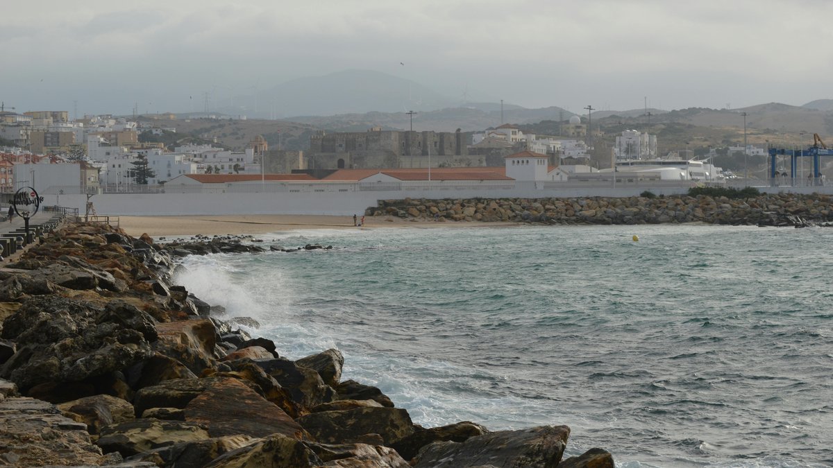 Vista del litorale di Tarifa con il mare dello Stretto e le coste del Marocco sullo sfondo