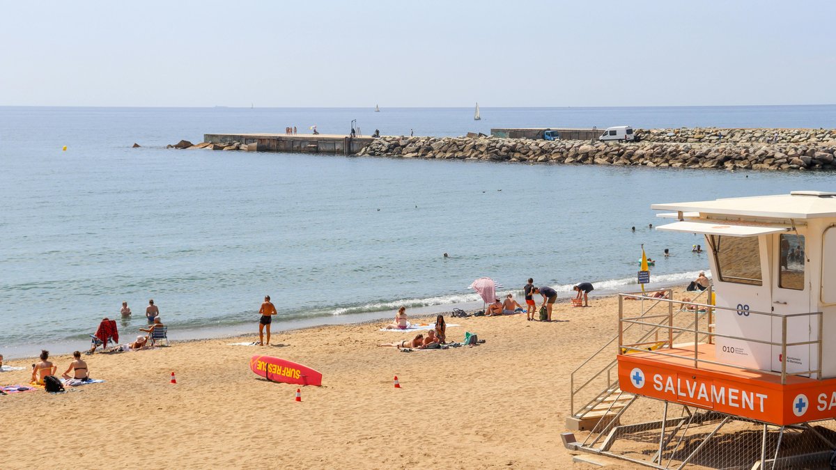 Turisti che camminano sicuri in una piazza spagnola affollata